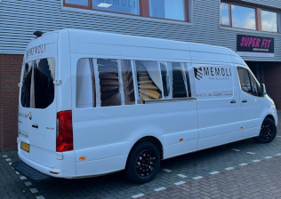 Memoli vakman aan het werk tijdens een traprenovatie