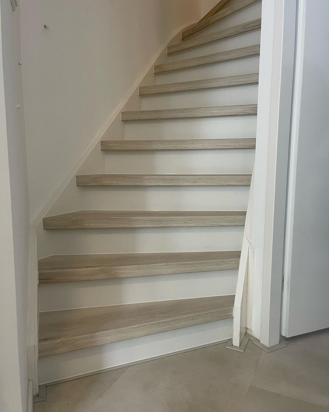 Gerenoveerde houten trap in een moderne woning